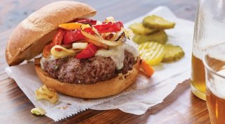 Cheesburger s cibulí, paprikou a sýrem Provolone  |  Foto: weber.com
