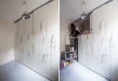 Postel je skrytá za posuvnými dvířky, do níž se dostanete pomocí důmyslně řešeného výsuvného schodiště.  |  Foto: kitoko-studio.com