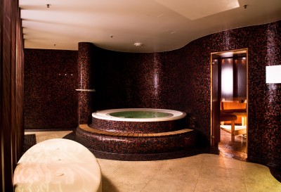 Moderní koupelna s jacuzzi a saunou
