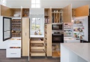 Vertikálně umístěné kuchyňské zásuvky  |  Foto: freshome.com