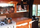 Nový domov ve starém školním autobuse  |  Foto: catchingeddies.com